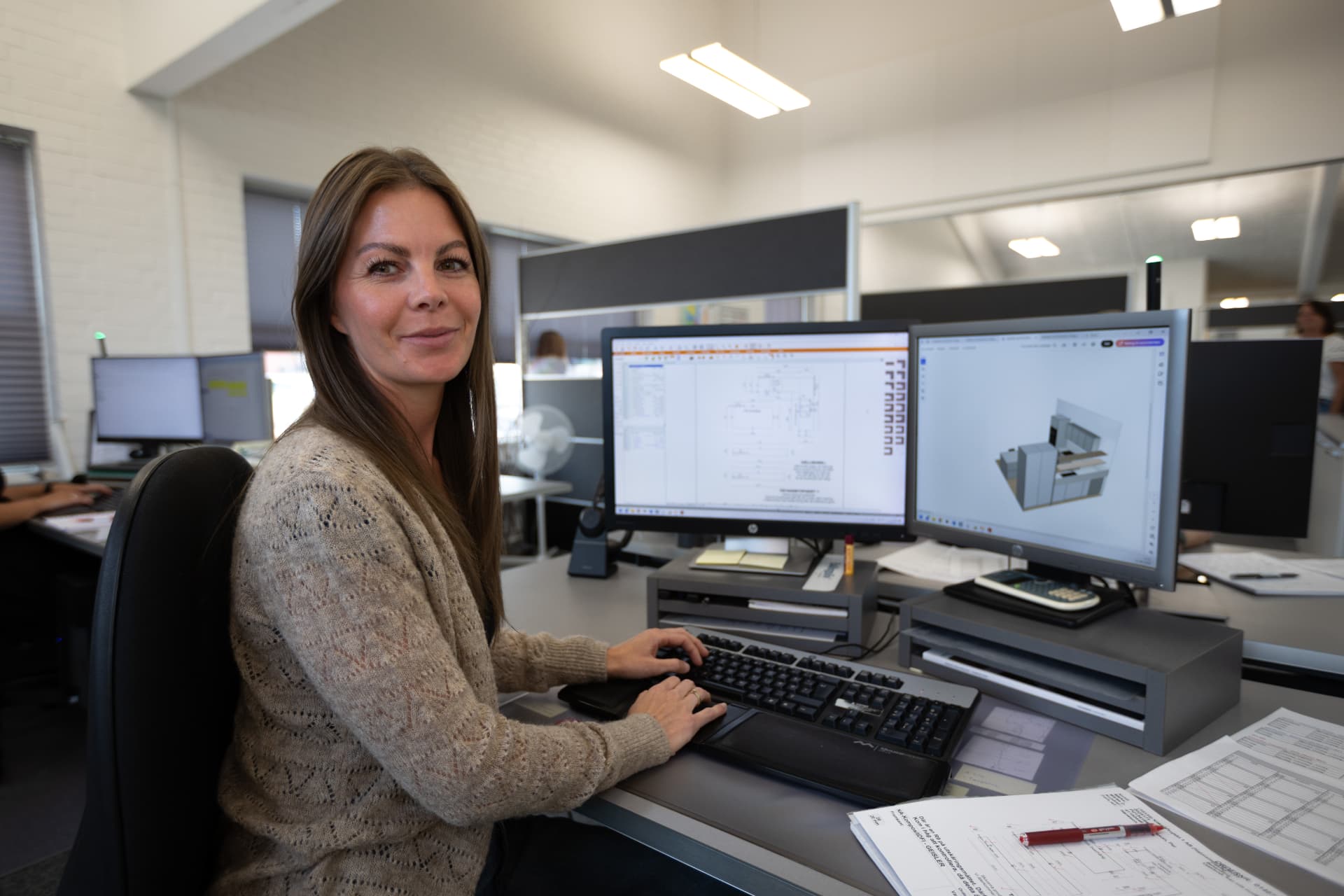 Medarbejder ved skrivebord på DFI-Geislers kontor