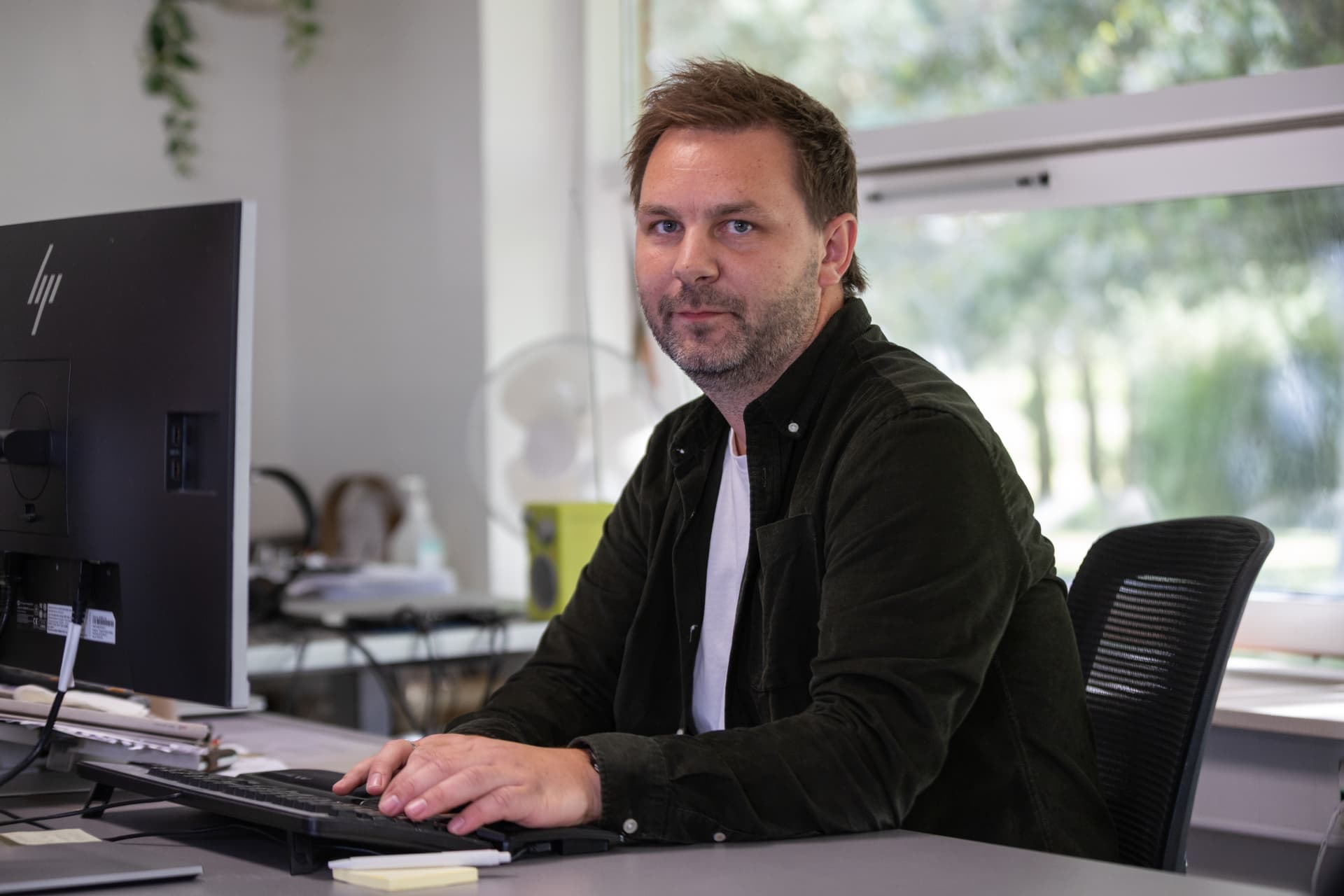 Kunde læser informationsmail om opmåling af nye bordplader