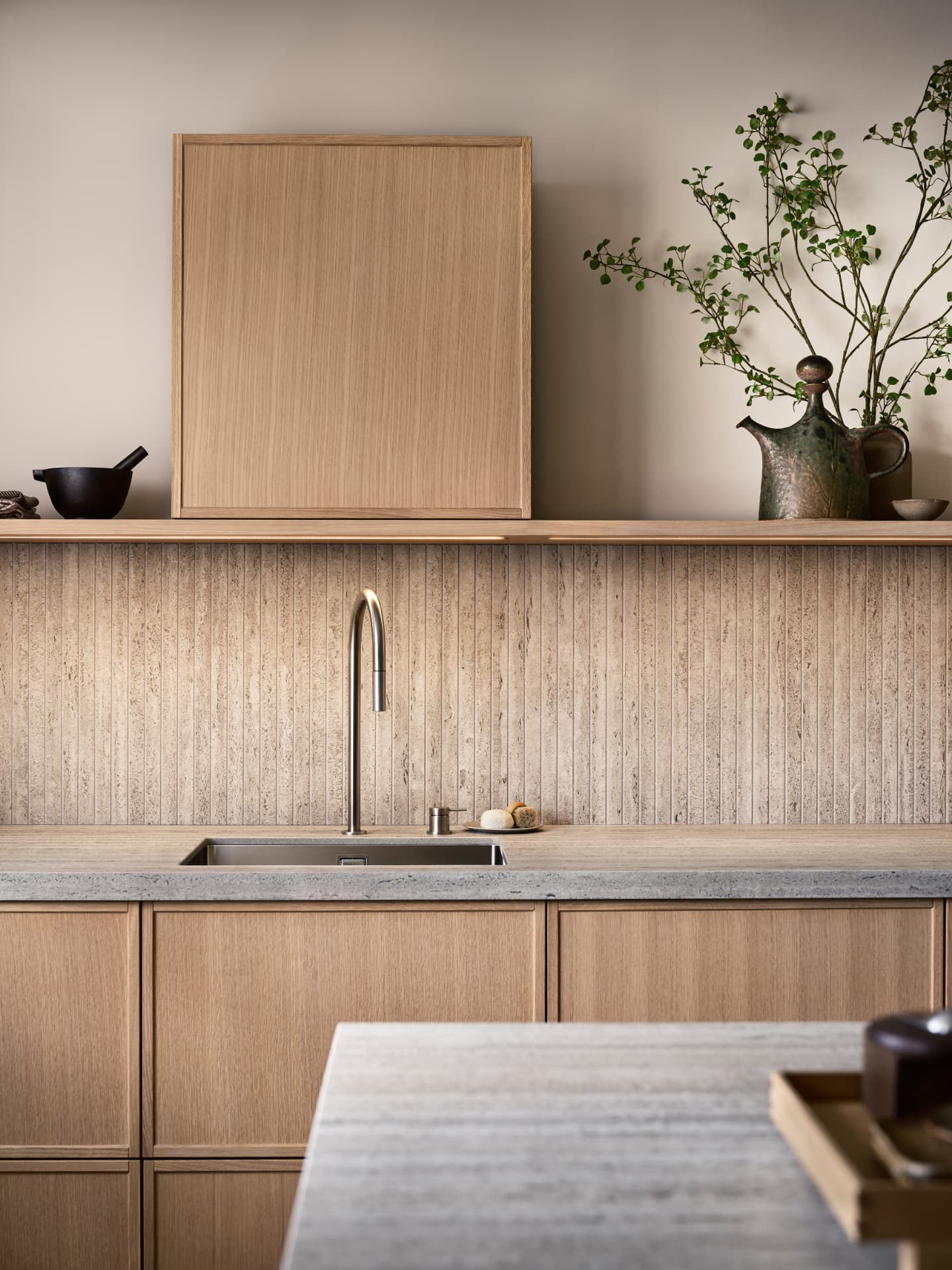 Køkkenvask i stenbordplade med messing-batteri
